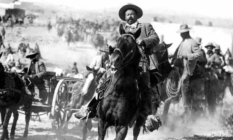 Pancho Villa cabalgando
